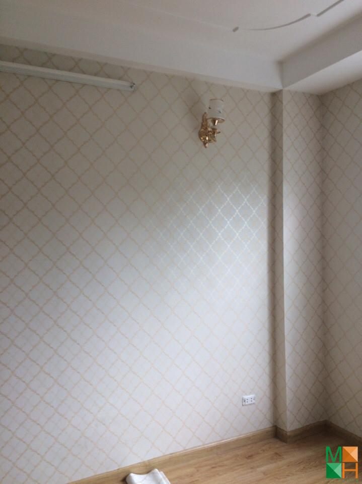 thi-cong-giay-dan-tuong-nguoi-menh-kim (4)